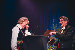 En rørt daglig leder i Bergen og Hordaland Turlag, Helene Ødven, tar i mot prisen. FOTO: Marius Dalseg