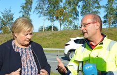 FØRST UT: Nye Veiers Johan Arnt Vatnan er pådriver for totale samhandlingskontrakter i hele plan- og byggeprosessen. Her i E6-samtale med statsminister Erna Solberg i september i fjor. Foto: Nye Veier