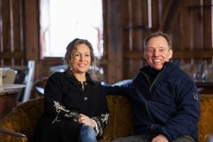 Helga Hjorthol Grønset og Mark Adams har brukt de siste årene på å sette i stand gammelfjøset på gården Grønset på Vinjeøra i Hemne kommune. 17. mai i år kunne de endelig åpne Grønsetfjøset Spiseri, til glede for lokalsamfunnet og tilreisende. (Foto: Linda C. Herud/Kulturminnefondet)