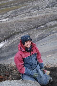 Lene Liebe Delsett, doktorgradsstipendiat ved Naturhistorisk museum i Oslo og førsteforfatter av den vitenskapelige artikkelen.  Foto: Spitsbergen Mesozoic Research Group.