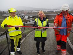 Regionleder Marianne Mittet Solbraa i Trygg Trafikk åpnet i dag den nye rasteplassen i Brumunddal sammen med prosjektsjef Jarle Kristian Tangen i Nye Veier og Vemund Ljødal i Veidekke.