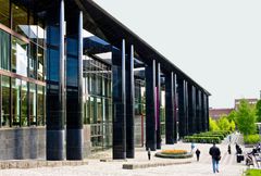 Larvikitt er den natursteinen som eksporteres mest fra Norge. Her er larvikitt brukt i Georg Sverdrups
Hus, Universitetsbiblioteket i Oslo. Foto: Morten Rakke