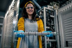 UiO-stipendiat Irene Yuste-Tirados med membranrøret hun har vært med på å utvikle. Foto: Daniel Clark/CoorsTek Membrane Sciences