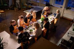 Norske matbloggere samlet seg denne uken på kjøkkenet til Opplysningskontoret for brød og korn for å lage ny mat av gamle rester. Foto: Paul Paiewonsky