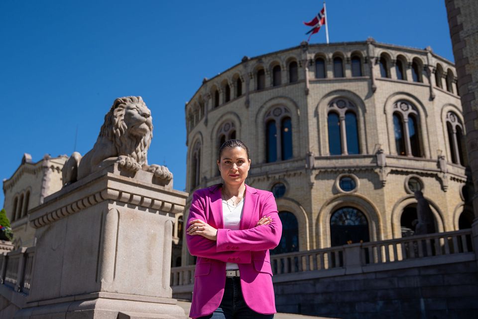 Elisabet_Haugsbø_med_rosa_dressjakke_foran_Stortinget-00648