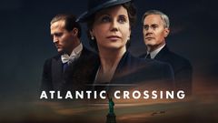 Sofia Helin, Tobias Santelmann og Kyle MacLachlan topper rollelisten i «Atlantic Crossing». Keyart: Cinenord/NRK