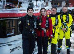 Heltene på redningsskøyta "Gideon" I Tromsø som var med å redde to liv i påsken. Fra venstre: Robin K. Johansen (Båtfører)
Neeve A. Donohue (Bestmann)
Josh Bayes (Matros)
Lars E. Huurnink (Matros)