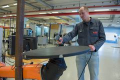 Andreas Skaar fra ABB på Bryne har vært med på utviklingen av «pistolen» som gjør det enklere å programmere lakkeringsroboter.