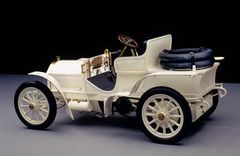 Mercedes-Simplex 40 HK fra 1903 som to-seter. Denne racerbilen fra Mercedes-Benz Classic-kolleksjonen er en av de eldste overlevende kjøretøyene som tilhører Mercedes-merket.
