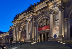 Carol Bove, The séances aren’t helping, 2021. Installasjonsfoto fra fasadeutsmykningen på The Metropolitan Museum of Art i New York.
 
Gjengitt med tillatelse fra kunstneren og David Zwirner galleri