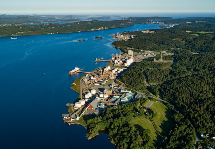 Petrokjemibedriften INOVYN skal bygge en av landets første hydrogenfabrikker basert på vannelektrolyse på Rafnes i Vestfold og Telemark. Enova støtter forprosjektet med 10 mNOK (foto: INOVYN)