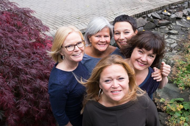 Bak fra venstre: Ingrid Anette Danbolt, Siri Haukenes, Nina Engesnes og Liv Anna Hagen. Foran: Elisabeth Anvik ved Musikkeseksjonen på barnehagelærerutdanningen ved Høgskolen i Oslo og Akershus (HiOA). FOTO: KARIN ELISE FAJERSSON