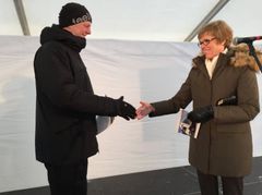 Samferdselsminister Ketil Solvik-Olsen og konsernsjef i TINE Hanne Refsholt. Foto: Sigrun Farstad Gregori