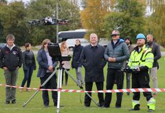 Samferdselsminister Ketil Solvik-Olsen under testing av droner på Ekebergsletta 11. oktober 2016. Foto: Frøydis Tornøe/Samferdselsdepartementet