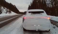 Selv når man kjører på saltet vei, legger det seg mye snø bak på bilen når du kjører i snøvær. (Foto: NAF)