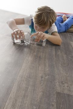 MORO MED VANN: Med gulvbelegg hjemme kan du la barna utfolde seg uten å bekymre deg for slitasje eller fuktproblemer.