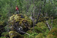 Gamle skredmasser fra Mannen i Romsdalen er datert. På bildet ser vi lagleder Reginald Hermanns på en diger blokk.