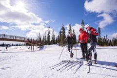 Svein Ivar Moen, Haakan Nordbäck og Peter Blom i Madshus diskuterer egenskapene til et skisett som er laget for våt snø og varmt vær. Bildet er tatt under en skitest på Natrudstilen i ifjor vår. Foto: Stefano Zatta