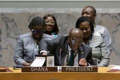 Sikkerhetsrådet holdt møte for å velge et medlem til Den internasjonale domstolen fredag 4. november. Her velger Harold Adlai Agyeman, president for Sikkerhetsrådet i november og Ghanas FN-ambassadør, to representanter (Norge og Gabon) for å verifisere stemmetellingen. Foto: UN Photo/Manuel Elías.