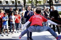 H.K.H. Kronprins Haakon åpnet Nasjonalforeningen for folkehelsens hoppetaukonkurranse. Kronprinsen slengte tau, mens barn fra Toppåsen skole hoppet konkurransen i gang. FOTO: Paal Audestad