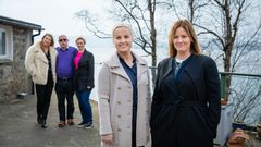 Anne-Sofie Rolfsjord og Siri Kristiansen med familien Morvik.
FOTO: BENJAMIN DYRDAL / NRK