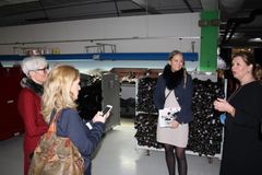 På besøk hos auksjonshuset  Kopenhagen Fur: (f.v.) Kirsti Welander (Ap), Guri Wordahl fra Norges Pelsdyralslag, Ane Mari Braut Nese (H) og Louise Damsgaard Weile fra Kopenhagen Fur.