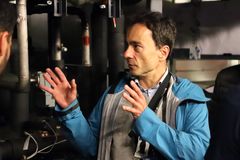 SINTEF forsker Krzysztof Banasiak viser fram et kjøle- og varmesystem fra Rema 1000 butikken i Prinsensgate, Trondheim.