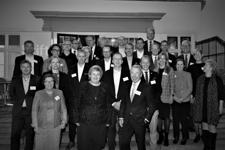 Gruppebilde tatt av deltagerne fra nettverket SKIFTs møte med statsminister Erna Solberg.