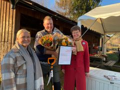 Kathrine Kleveland, stortingsrepresentant for Vestfold Senterparti delte ut prisen til vinner Tore Jardar Virgenes. Til venstre står leder for Innovasjon Norge Vestfold og Telemark, Anniken Fægri Damm-Larsen. Foto: Innovasjon Norge