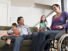Forsikringsbransjen anbefaler at du tenker igjennom hva som skjer med familieøkonomien hvis en av forsørgerne blir syk eller faller fra. (iStock)
