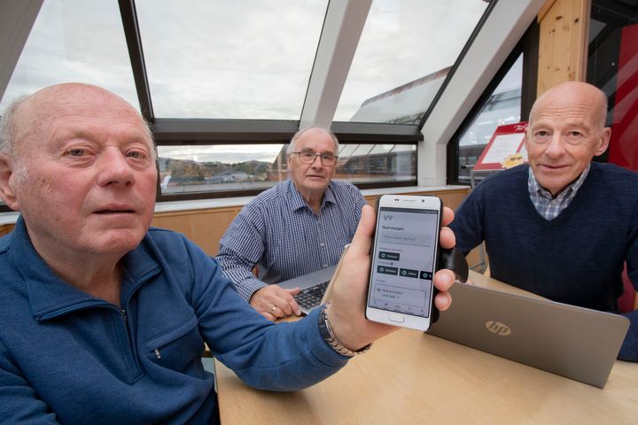 Torbjørn Rønning,  Tore Wist og Arnulf Vengstad mener at de lærte å håndtere flere digitale hjelpemidler som gjør hverdagen enklere. Foto: Leif Arne Holme