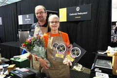Stolte: Magne Underdal og Anna Karine Marstein fra Undredal Stølsysteri på plass på Matstreif med rykende ferske spesialitet-merker.