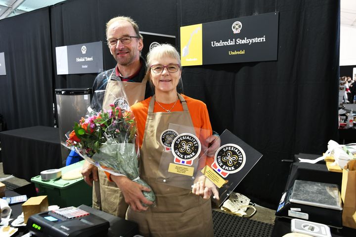 Stolte: Magne Underdal og Anna Karine Marstein fra Undredal Stølsysteri på plass på Matstreif med rykende ferske spesialitet-merker.