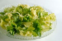 En god salat lager du ved å blande ulike salattyper med frukt, bær og grønnsaker.