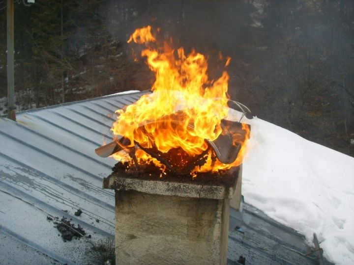 BRENNER: Slik kan det se ut når det brenner i skorsteinen. Foto: Line Hamre / Brannvernforeningen