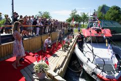 Gudmor Cornelia Bull, her sammen med president Nicolai Jarlsby, har gjort jobben. Flasken er knust, og RS 166 har fått navnet RS «Horn Stayer». Foto: Frode Pedersen/Rdningsselskapet