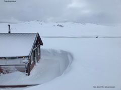 DNT hytte - Tverrbrentstua. Det er overvann på myrene. Foto: Stein Ove Johannessen
