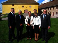 F.v: Dir. Forsvarsbygg utvikling Roger Jenssen, adm.dir Frode Sjursen, dir. Forsvarsbygg nasjonale festningsverk Nina Eidem, statsråden, distriktssjef Forsvarsbygg nasjonale festningsverk Thorbjørn Holth, festningsforvalter Jonny Oscar Fjeld (bak)
