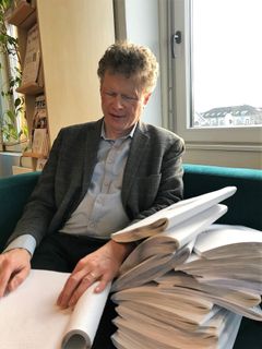 Sverre Fuglerud leser "Tørst" av Jo Nesbø i punktskrift (blindeskrift)