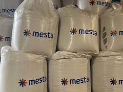 Saltet som Mesta importerer,  fraktes rundt i store sekker. Foto: Mesta