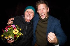 Laila Lockert ble kåret til vinner av Farmen på TV 2 i går kveld. Her gratuleres hun av programleder Gaute Grøtta Grav. Foto: Alex Iversen, TV 2.