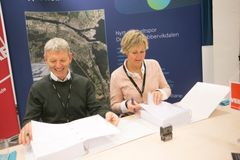 Fungerende utbyggingsdirektør i Bane NOR Stine Undrum og konserndirektør i Veidekke Anlegg Øivind Larsen signerer den store kontrakten. Foto: Marianne Henriksen/Bane NOR