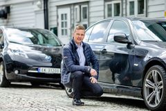 - Hvert år finner folk bilen sin med bulker og skader som på bildet, uten lapp fra den som har vært borti, sier Roger Ytre-Hauge. De yngste stikker oftest av. Foto: Frende Forsikring.