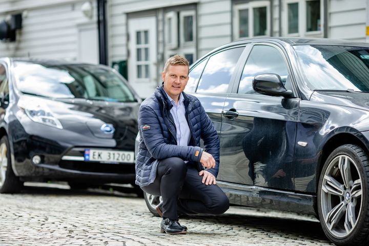 - Hvert år finner folk bilen sin med bulker og skader som på bildet, uten lapp fra den som har vært borti, sier Roger Ytre-Hauge. De yngste stikker oftest av. Foto: Frende Forsikring.