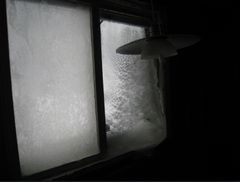 Hver vinter oppdager hytteeiere frostskader som dette på hytta si, påpeker forsikringsselskapet If. (Foto: If)