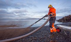 Bark sprøytes på stranda for å innkapsle den simulerte oljen under oljevernøvelsen Øvelse Svalbard onsdag. Foto: Jan-Morten Bj... Credit: NTB scanpix