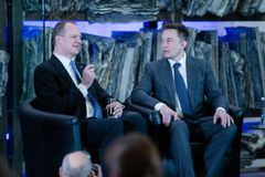 Foto: Samferdselsminister Solvik-Olsen og Elon Musk på konferansen om Grønn omstilling. Foto: Scanpix.