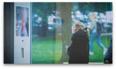 Fra filmen "frivillig kaffeprat". Har Norge blitt varmere eller kaldere? En pratsom enkemann ba fremmede på kaffe fra et reklameboard i et busskur.