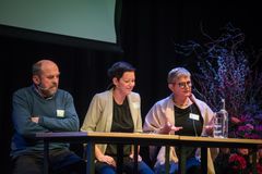 Grunnlegger av Norsk Revyfestival og president i Toillingforbundet, Lornts Mørkved, styreleder i Norsk Musikkråd, Eline Melgalvis og konsernbanksjef for gavefondet i SpareBank 1 Midt-Norge, Eli Arnstad. (Foto: Birgitte Heneide, Frivillighet Norge)