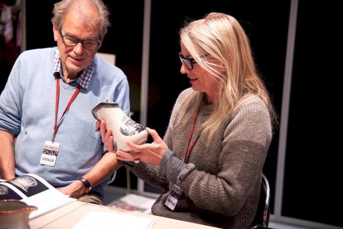 Tor Buaas og Ellen Ørnes fikk inn spennende gjenstander til helgens verdivurdering i antikk- og retroavdelingen på Boligmessen i Telenor Arena. Foto: Ann Merete Slåttland/Kreativ-i-tet